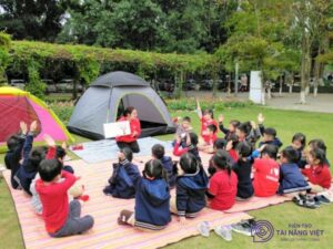 Lựa chọn hoạt động ngoài trời phù hợp theo độ tuổi phát triển giao tiếp của trẻ