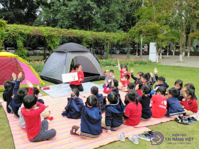 Lựa chọn hoạt động ngoài trời phù hợp theo độ tuổi phát triển giao tiếp của trẻ