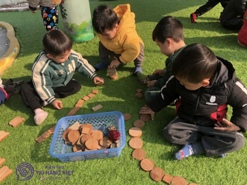 Vì sao hoạt động ngoài trời là môi trường lý tưởng cho giao tiếp của trẻ